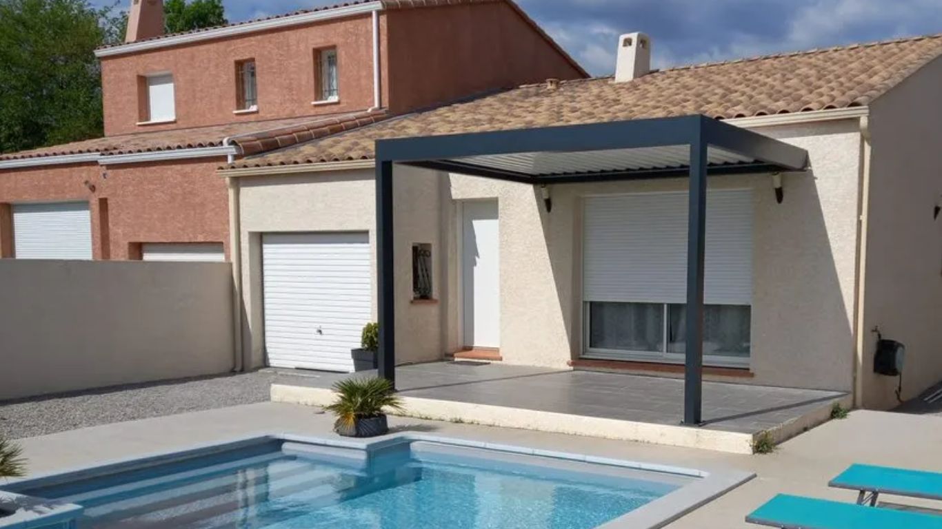 Pergola bioclimatique avec lames orientables dans l'Hérault